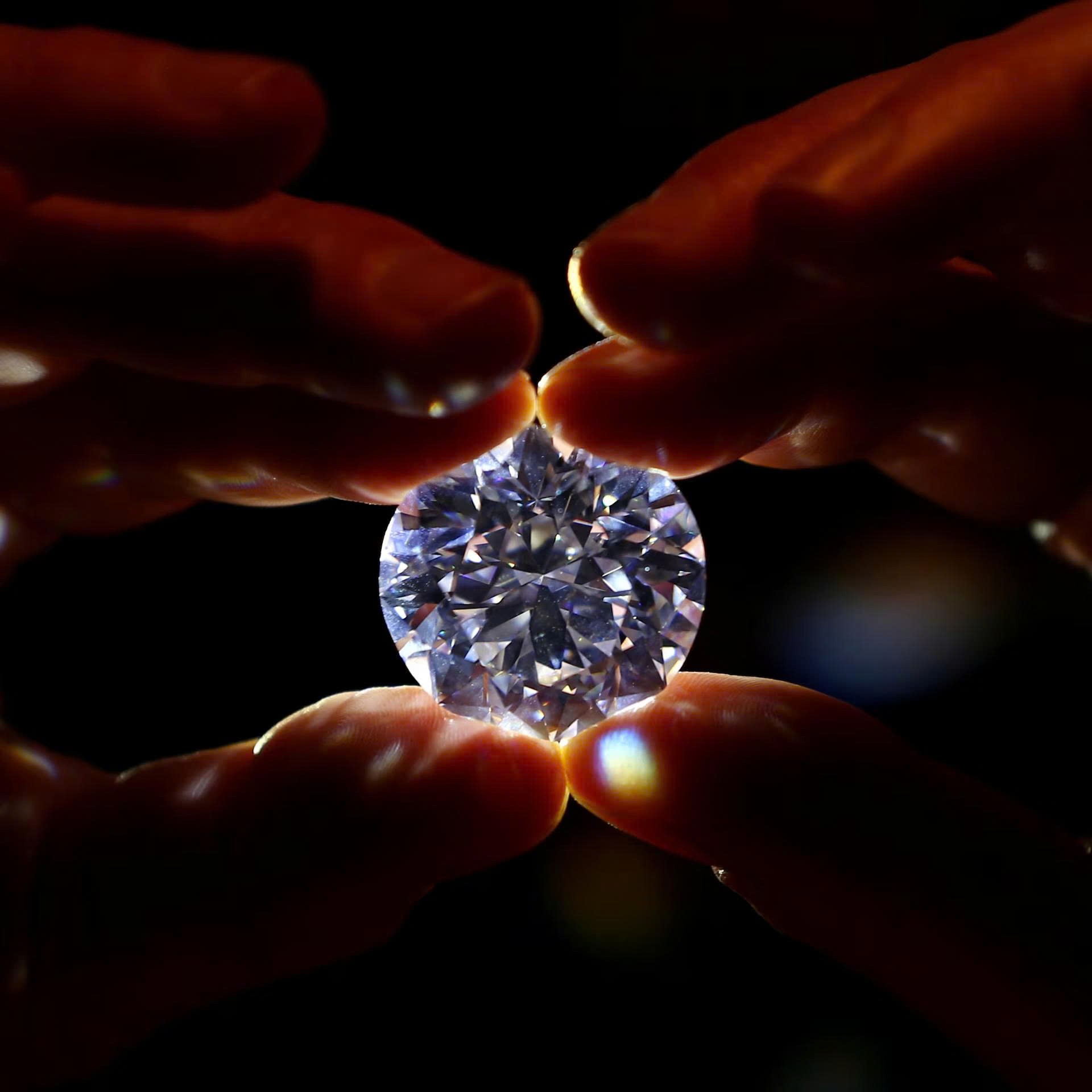 Bí mật khiến viên kim cương cùng trọng lượng lại tạo cảm giác thị giác chênh lệch đến 25%