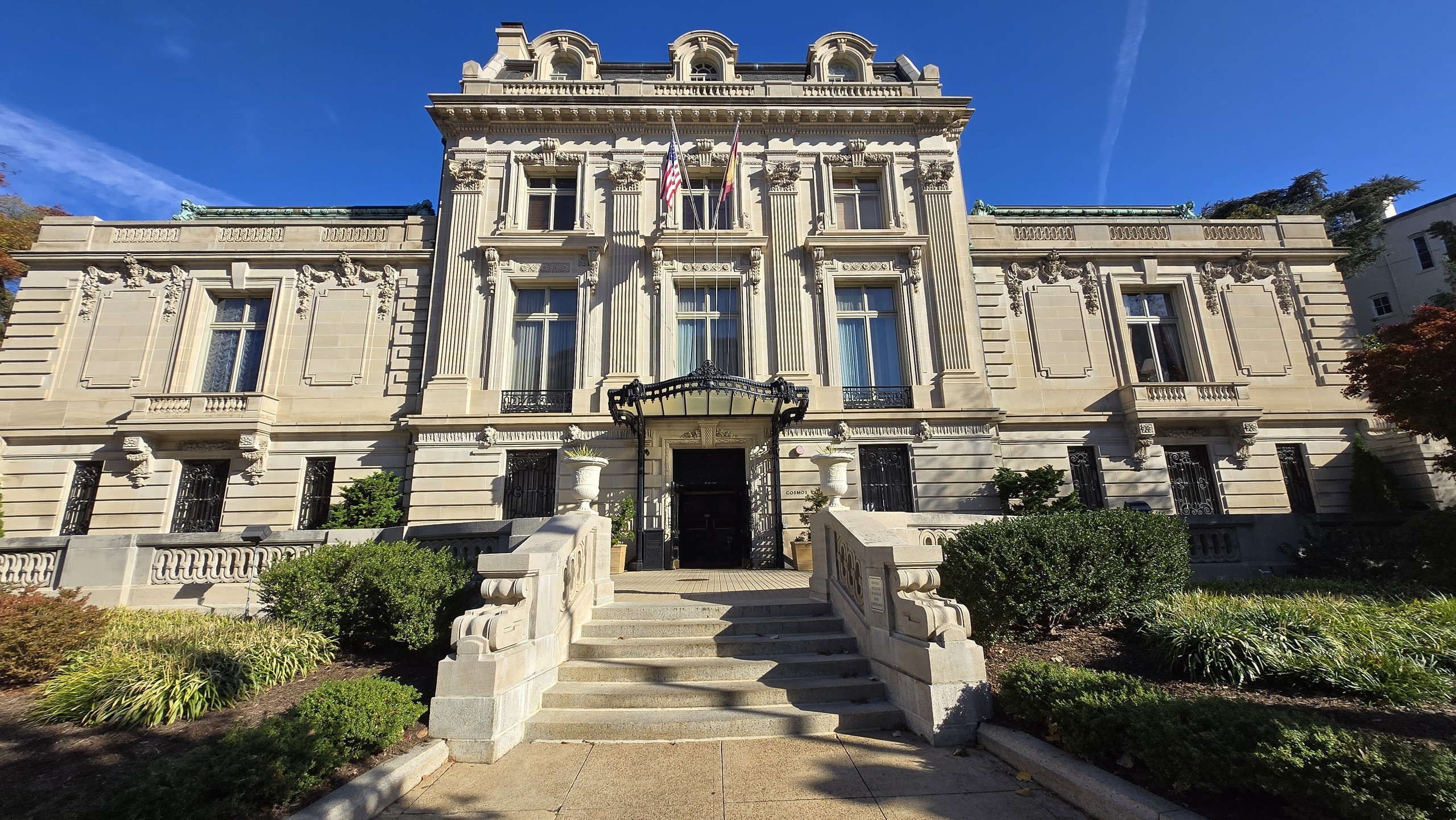 Bên trong “sân chơi quyền lực” của giới tinh hoa Mỹ: từ những câu lạc bộ kín tiếng đến các think tank định hình chính sách toàn cầu