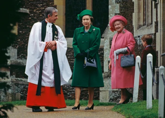 Nữ hoàng Elizabeth II và câu chuyện làm lễ trừ tà trong cung điện