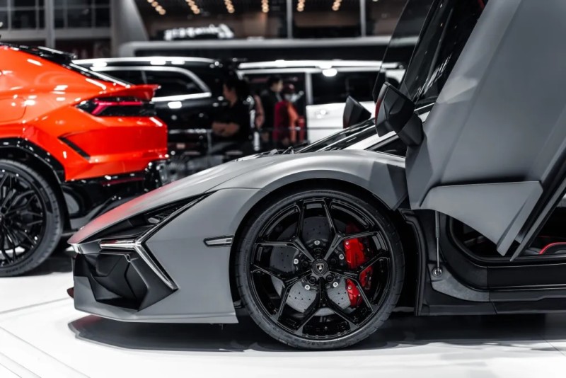 Nghịch lý điện hóa siêu xe: Vì sao Ferrari chọn "cách mạng", Lamborghini chọn "tiến hóa"?