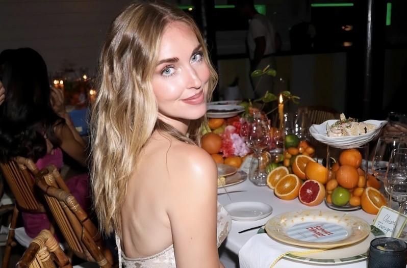 Kinh doanh và từ thiện cùng lúc: “Kim Kardashian Ý” phông bạt kiếm triệu USD như thế nào ?