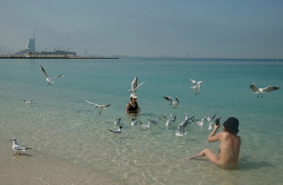 Giữa bất ổn khu vực, giới siêu giàu UAE vẫn tắm biển, đi bar như thường