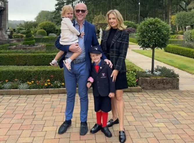 Tỷ phú Anh nuôi con kiểu nhà nghèo: bay giá rẻ, mặc đồ bình dân