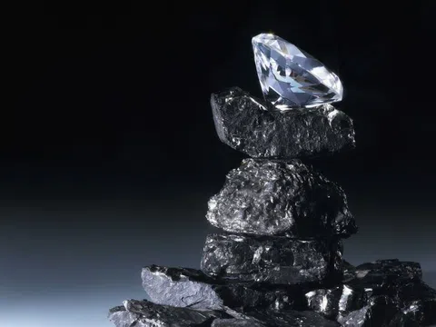 Đều làm từ carbon: điều gì tạo nên sự khác nhau giữa kim cương và than?