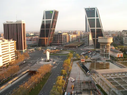 Kinh ngạc trước hai tòa tháp nghiêng “thách thức trọng lực” giữa đại lộ của Madrid