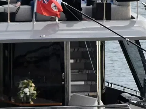 Cận cảnh du thuyền Ferretti 6,6 triệu USD có 5 phòng ngủ đẹp tựa pha lê của gia đình cựu danh thủ David Beckham