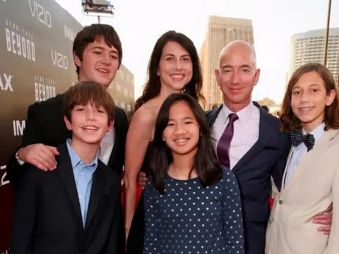 Con gái duy nhất của tỷ phú Jeff Bezos: Được nhận nuôi từ nhỏ, ''phải" tiêu hết 1,1 tỷ đồng/tuần, tương lai thừa hưởng khối tài sản hàng trăm tỷ USD của cha