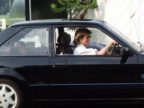 Chiếc Ford Escort độc bản của cố Công nương Diana được bán với giá kỷ lục 850.000 USD