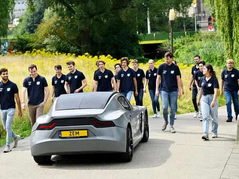 Sinh viên Hà Lan tự chế xe điện nhìn như BMW, thu hồi ngược khí CO2 từ môi trường