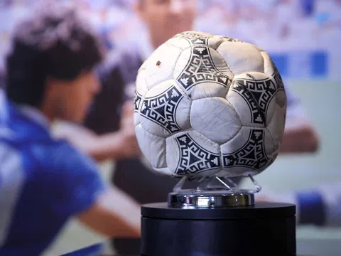 Quả bóng 'Bàn tay của Chúa' của Maradona được bán đấu giá ở Anh với giá 2,4 triệu USD!