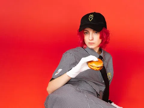 McDonald's biến đồng phục nhân viên thành thời trang 'hàng hiệu' - đi làm không thua kém đi 'runway'