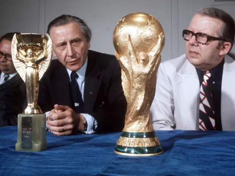 Mọi điều bạn muốn biết về cúp vô địch World Cup 2022: Giá trị, kích thước, trọng lượng và có phải bằng vàng thật?