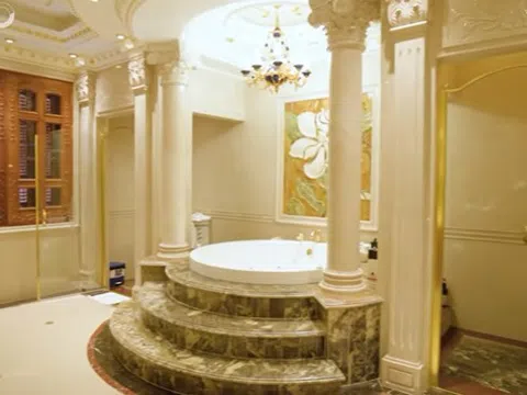 Phòng tắm xa hoa của đại gia Việt: Gỗ gõ đỏ Châu Phi độc nhất, bê nguyên chiếc ô tô ''Vinfast'' vào phòng tắm, thuê cần cẩu khiêng bồn tắm dát vàng qua cửa sổ