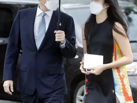 Váy Versace 2.000 USD cháu gái gia tộc Samsung mặc 'cháy hàng'