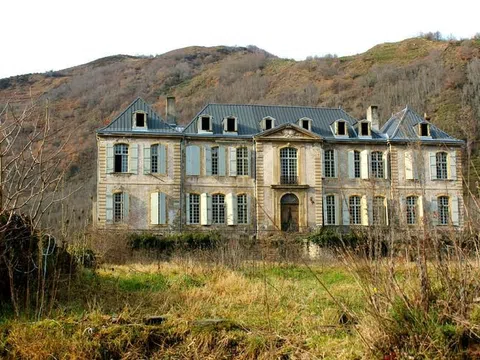 Đôi vợ chồng mua lâu đài 'ma' ở Pháp và chặng đường biến nơi đây trở thành địa điểm nổi tiếng thế giới