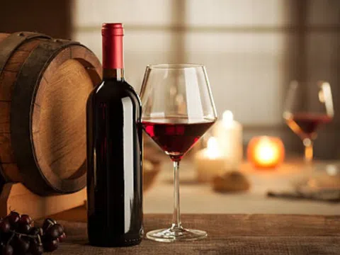 Khi uống rượu vang đỏ, tại sao không nên rót đầy ly?