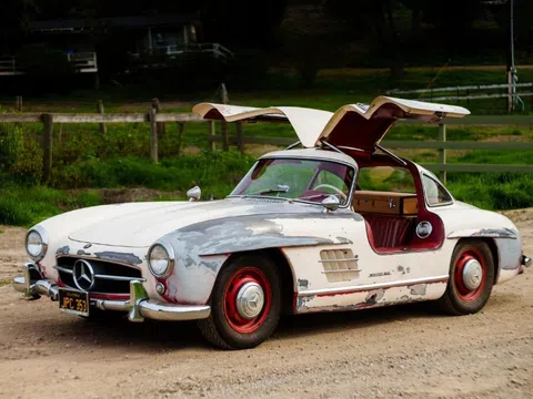 Chiếc Mercedes-Benz 300 SL Gullwing 1956 tồi tàn được rao bán 34 tỷ đồng