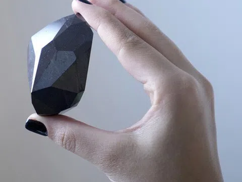 Viên kim cương đen 55 mặt; 555,55 karat đến từ ngoài hành tinh sắp được đem bán đấu giá