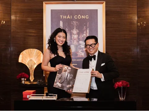 Đẳng cấp như NTK Thái Công: Chi 1,5 tỷ đồng mở tiệc ra mắt sách, khách mời toàn đại gia và ‘cá mập’, đích thân trình diễn ảo thuật ngay trên sân khấu